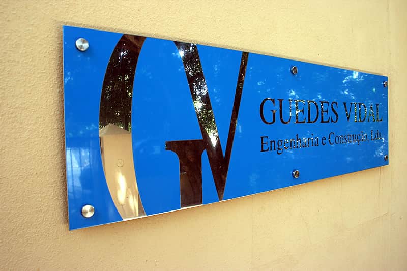 Placa com o logo da empresa Guedes Vidal
